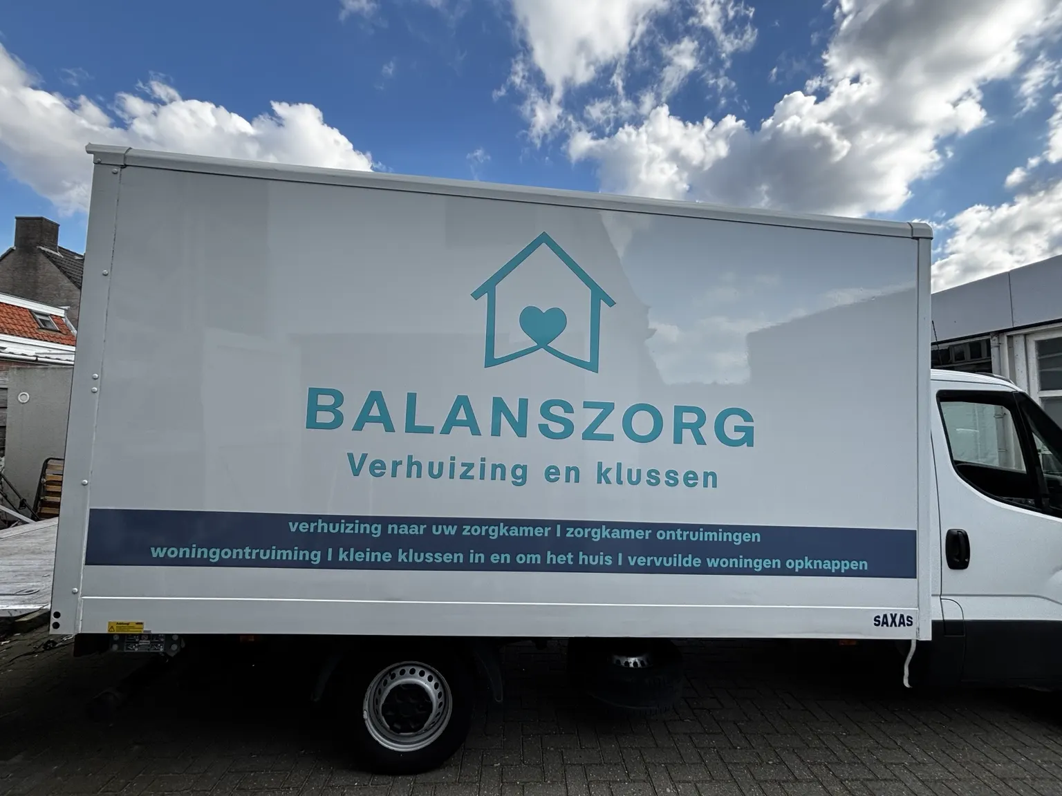 Beletterde bedrijfswagen van Balanszorg